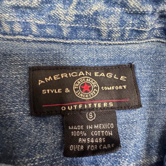 American Eagle‎ Outfitters Mens Denim Shirt Long Sleeve Cotton Button Up Size S - Picture 2 of 6